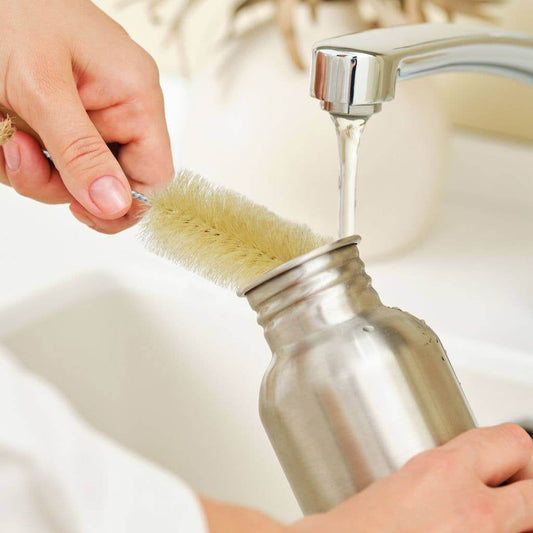Bottle brush from Eco-Friendly-Online-Shop, featuring a bamboo handle and plant-based bristles for eco-friendly cleaning.