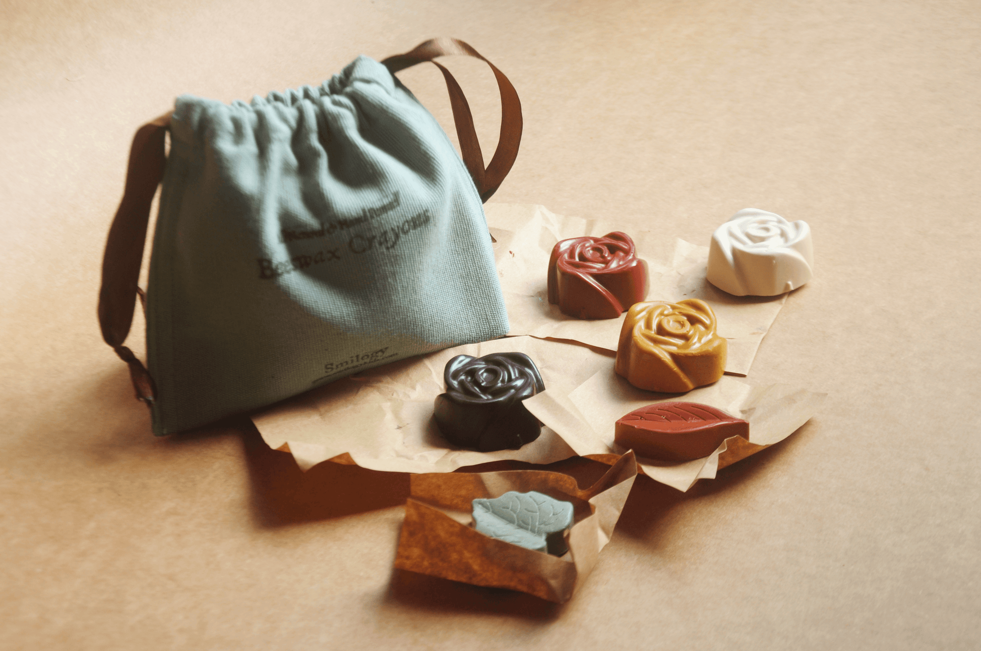 Handmade Natural Jumbo Rose Beeswax Crayons – Set of 6 Crayons displayed with a bag and various colors on a paper background.